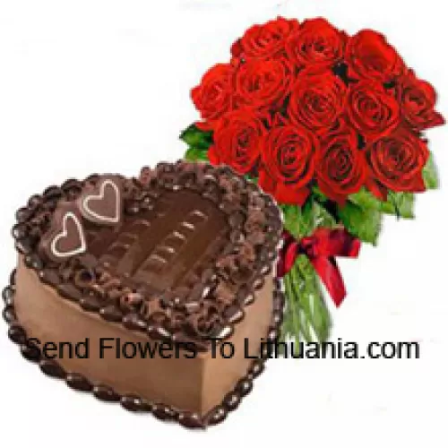 Bündel von 11 roten Rosen mit saisonalen Füllstoffen zusammen mit 1 kg herzförmigem Schokoladenkuchen