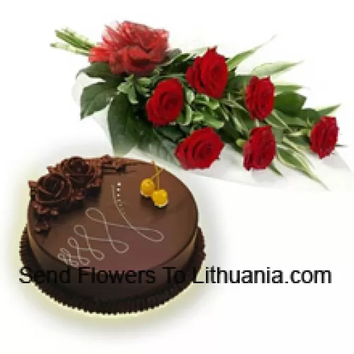 Un bellissimo mazzo di 7 rose rosse insieme a 1 libbra (1/2 kg) di torta al cioccolato