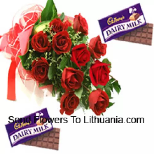 Ramo de 11 rosas rojas con relleno de temporada junto con chocolates surtidos Cadbury