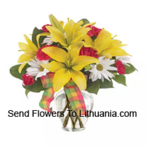 Lirios amarillos, claveles rojos y adecuadas flores blancas de temporada dispuestas bellamente en un jarrón de vidrio