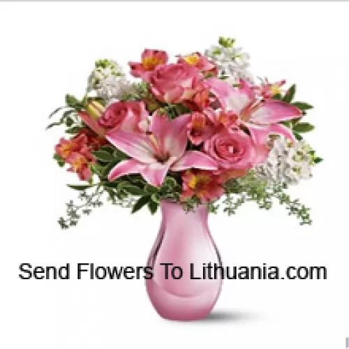 ورود وردية وزنابق وردية وأزهار بيضاء متنوعة مع بعض البروق في إناء زجاجي