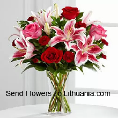 Rote und rosa Rosen mit rosa Lilien und saisonalen Füllern in einer Glasvase
