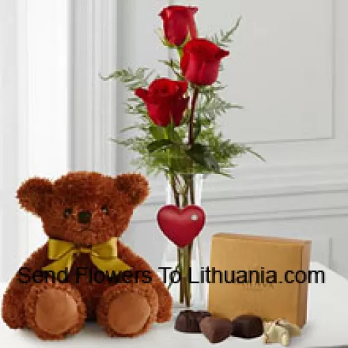 Drei rote Rosen mit etwas Farn in einer Vase, ein niedlicher brauner 10-Zoll-Teddybär und eine Schachtel Godiva-Schokolade. (Wir behalten uns das Recht vor, die Godiva-Schokolade durch Schokolade von gleichem Wert zu ersetzen, falls sie nicht verfügbar ist. Begrenzter Vorrat)